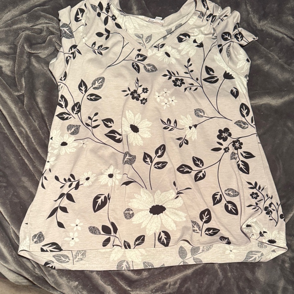 LuLaRoe Black and White Floral Short Sleeve Top